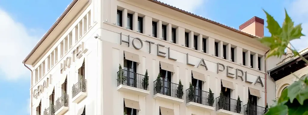 Fachada y cartel del gran hotel la perla