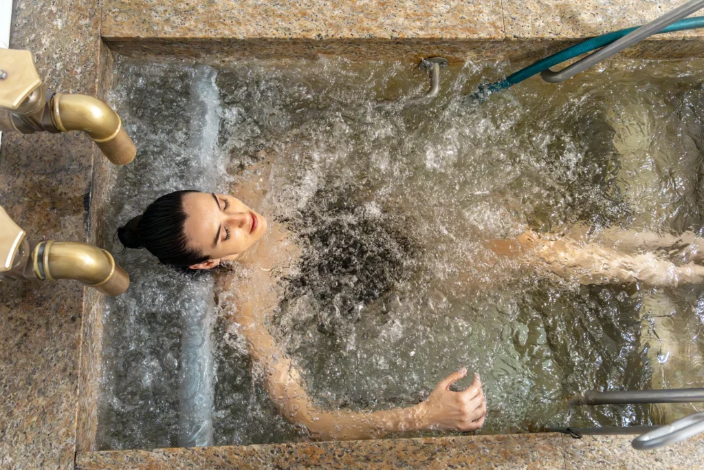 mujer en una piscina de burbujas