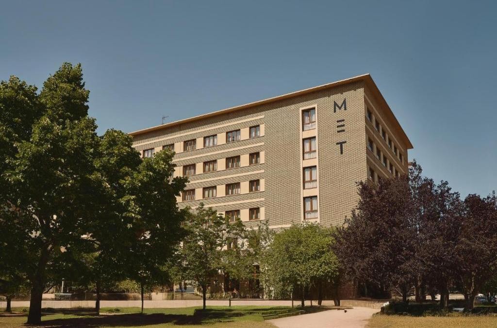 Edificio en el que se encuentra el MET Pamplona