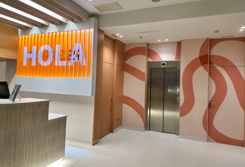 Receoción del hotel, con mostrador y entrada al ascensor