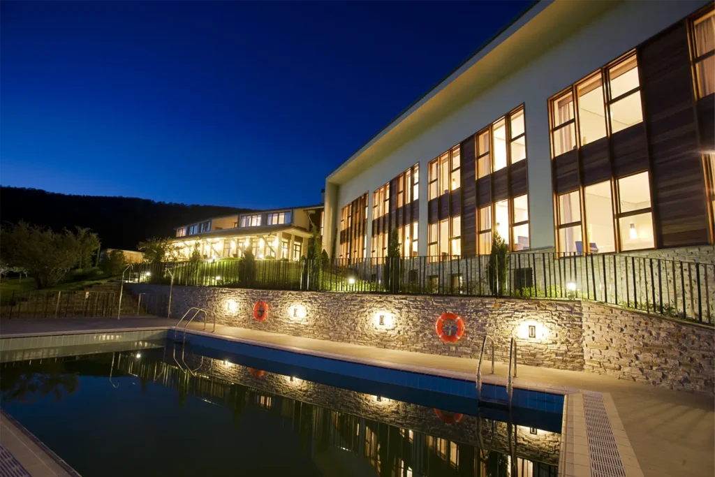 Exterior Noche Piscina