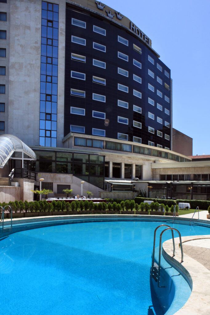 Fachada trasera del Hotel con vistas a la piscina