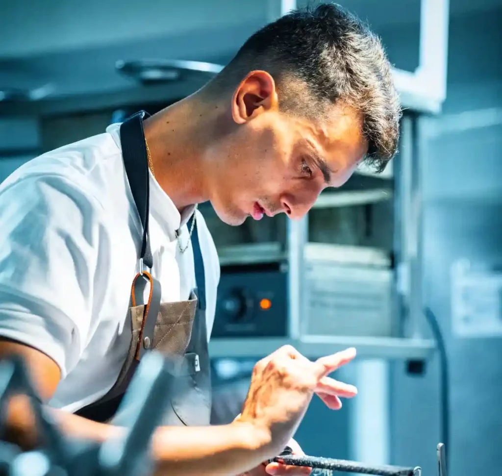 Lorenzo Aréjula, che del Restaurante Casa Zanito, cocinando...