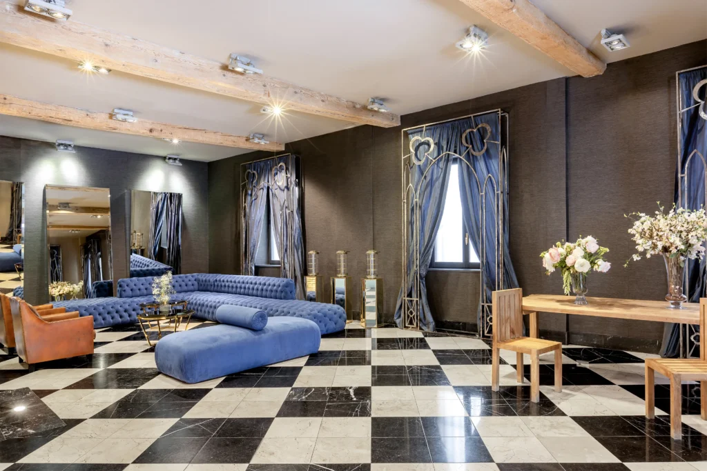 Recepción del Hotel, moderna y con un sofa azul en medio
