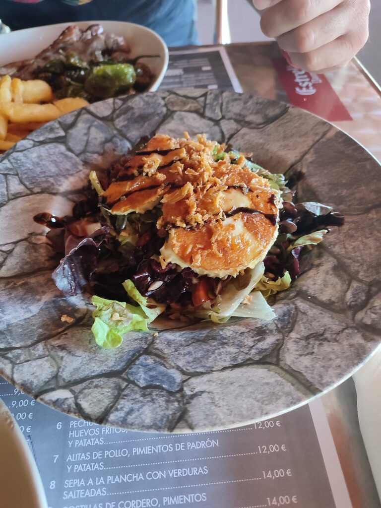Un plato de ensalada con queso de cabra