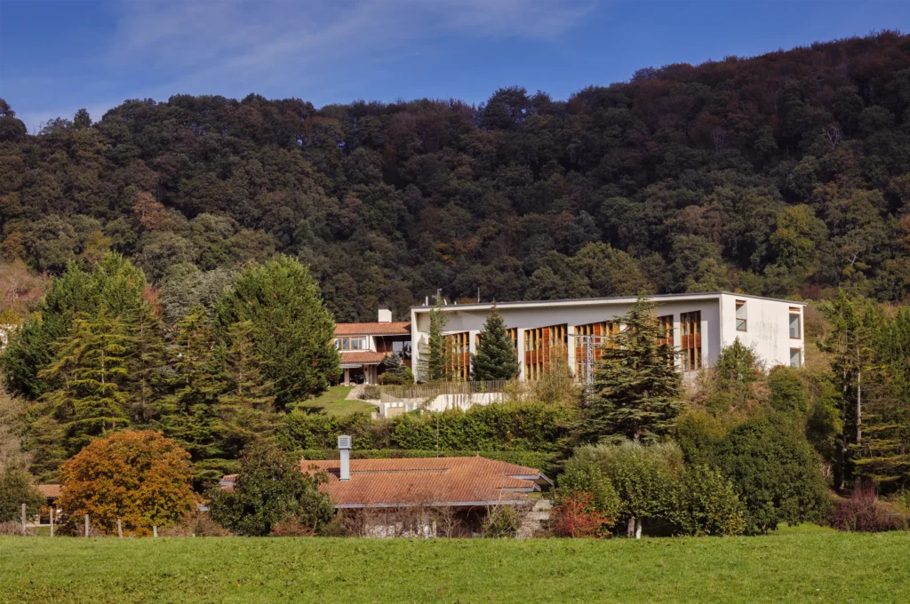 moderno hotel en medio de la naturaleza