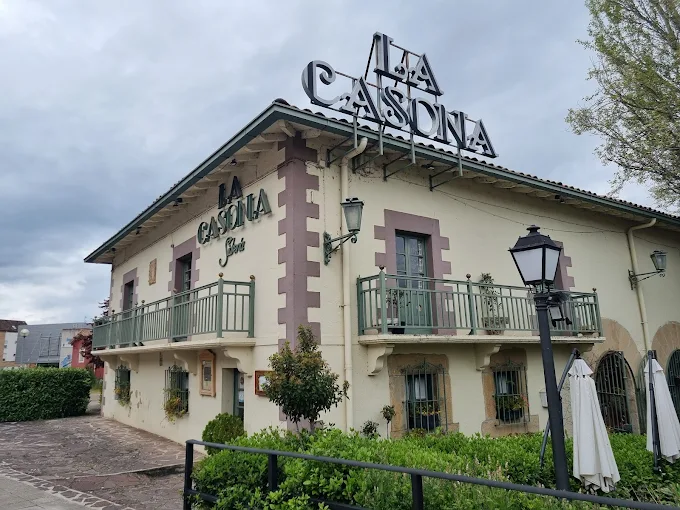Casa de pueblo en la que se encuentra el Restaurante La Casona