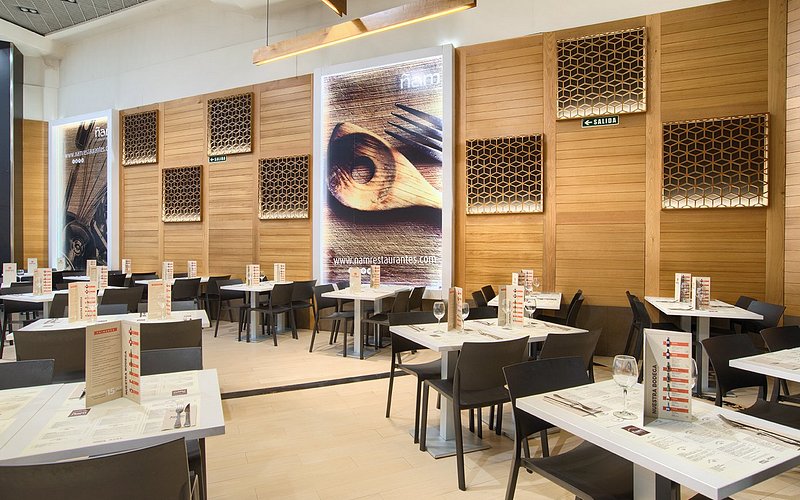 Mesas del comedor de establecimiento de la morea
