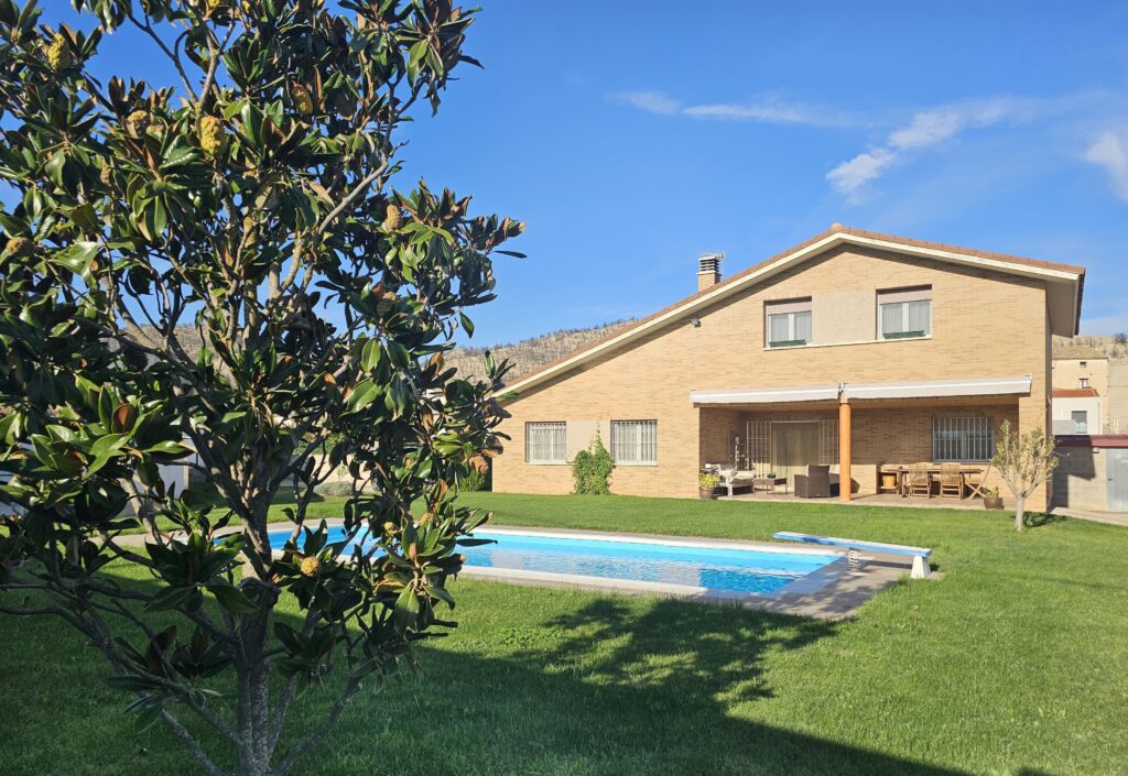 Imagen de la casa rural, cnn su amplio jardín y piscina