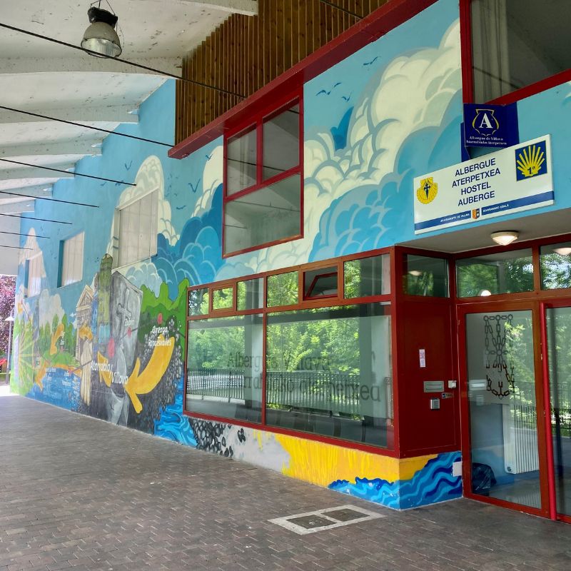 Entrada y fachada del Albergue