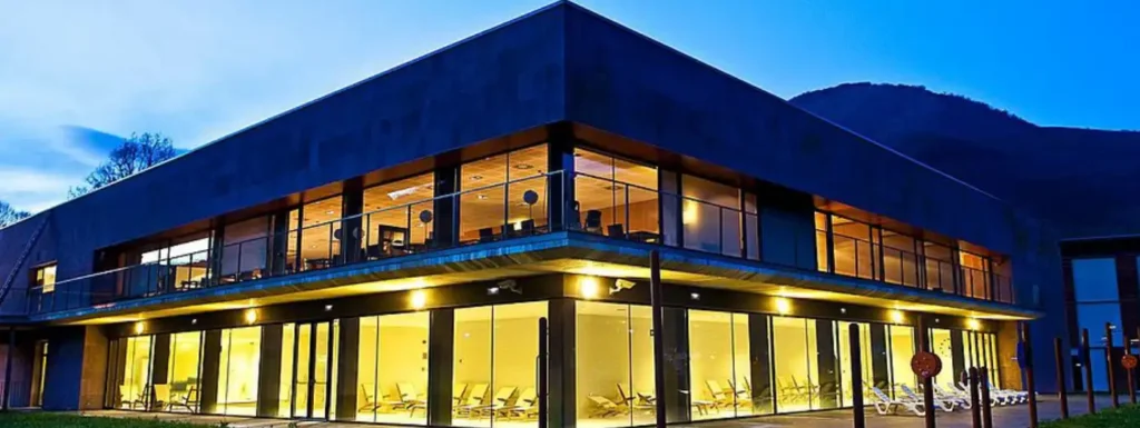 Edificio del balneario elgorriaga al anochecer