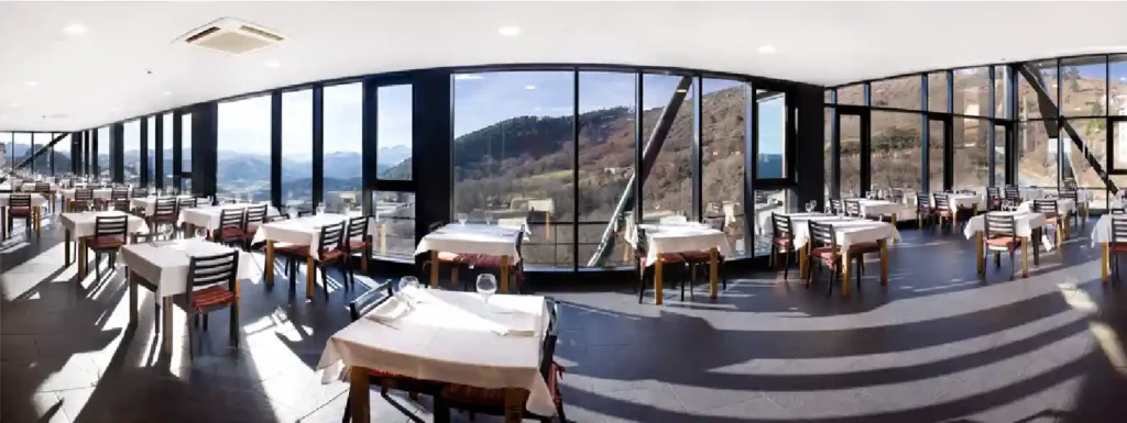interior del restaurante con ventanas en todo la pared.