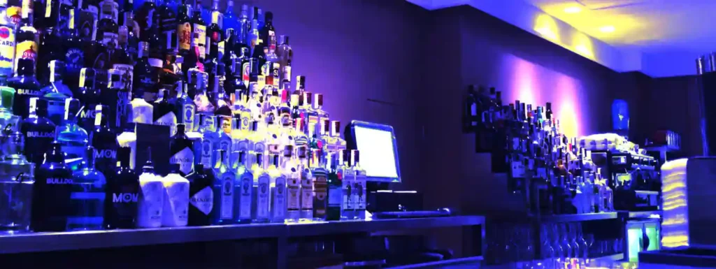 barra del bar iluminada de morado.