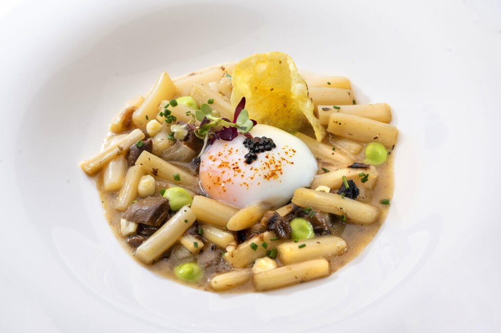Plato de tallos de espárragos frescos de Navarra con huevo a baja temperatura del Restaurante El Colegio de Pamplona