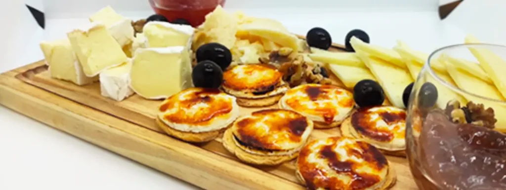 tabla de diferentes quesos, brie, queso de cabra, etc.