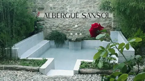 Fuente a altura de pie, con flores al rededor