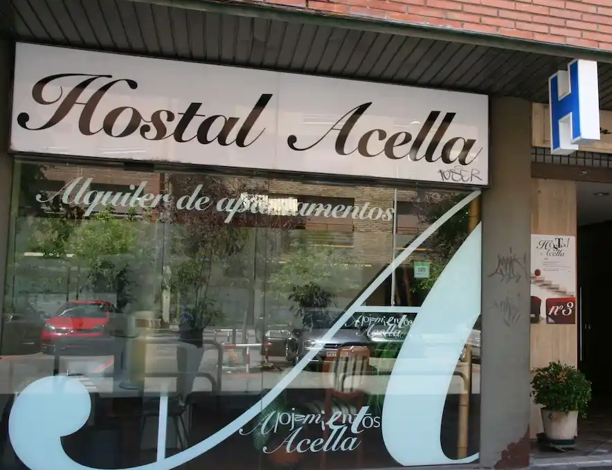 Entrada Hostal acella