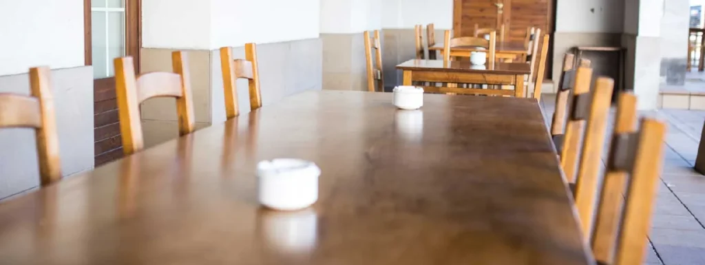 exterior del restaurante, con mesas y sillas