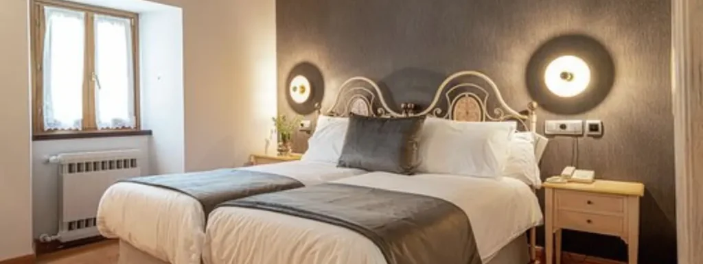 habitación con dos camas individuales, e ilumunación trasera