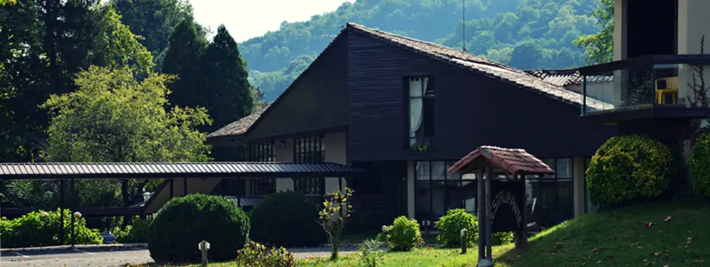 Edificio oscuro de madera del Hotel Baztan