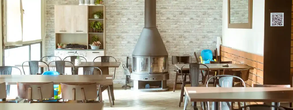 interior del resturante, con chimenea y pared de piedra.