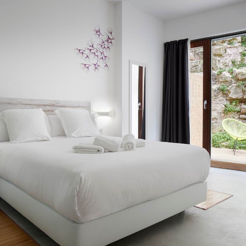 Habitación con cama doble y terraza