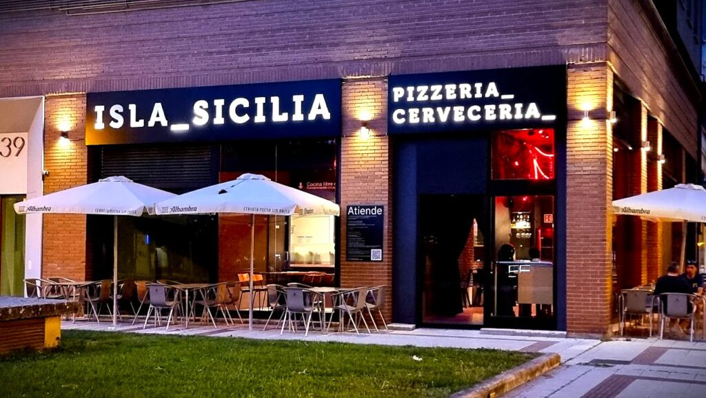 Entrada al restaurante Isla Sicilia y su terraza