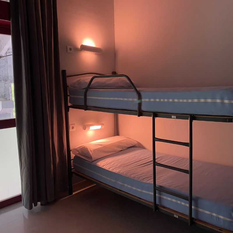 Litera iluminada con luz de noche