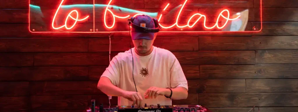 un DJ pinchando.