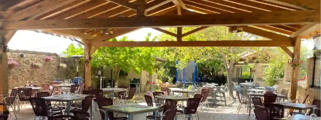 terraza de del restaurante Hostal Etayo.