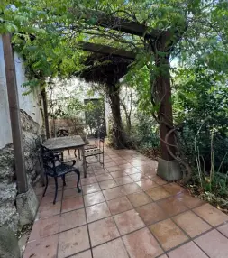 Terraza interior, con suelo de ceramica y sombra natural