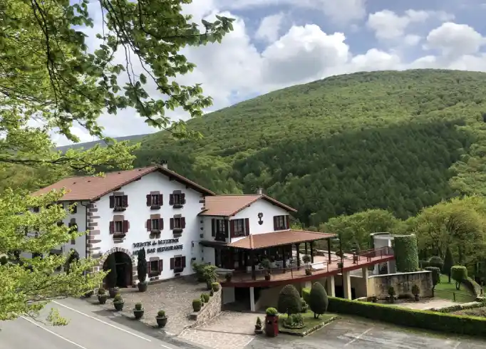 casa rustica del norte de navarra, estilo caserio, rodeada del valle de ulzama