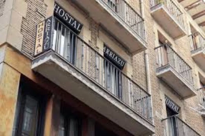 Hostal arriazu, visto desde la calle, podemos ver un balcon