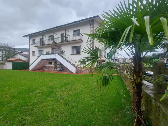 Vivienda estilo indiano, con un gran jardin