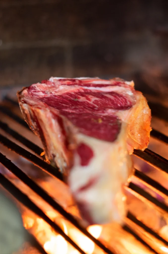 chuleton-crudo-sobre-una-parrilla
