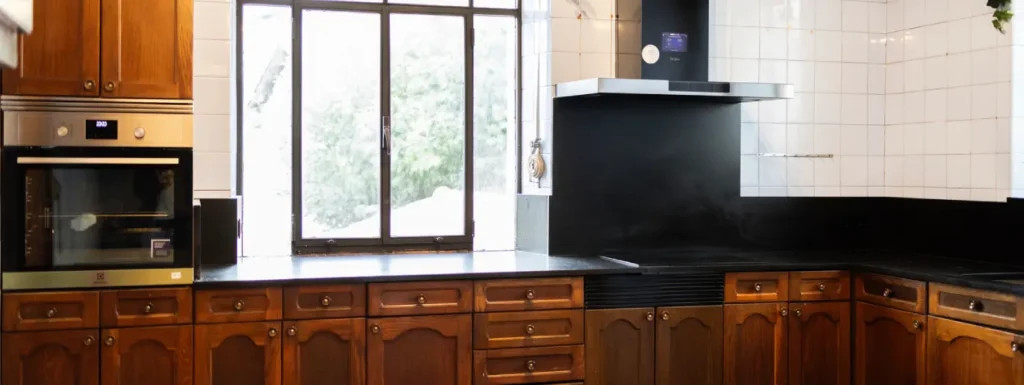 Cocina en madera estilo rustico con electrodomesticos modernos