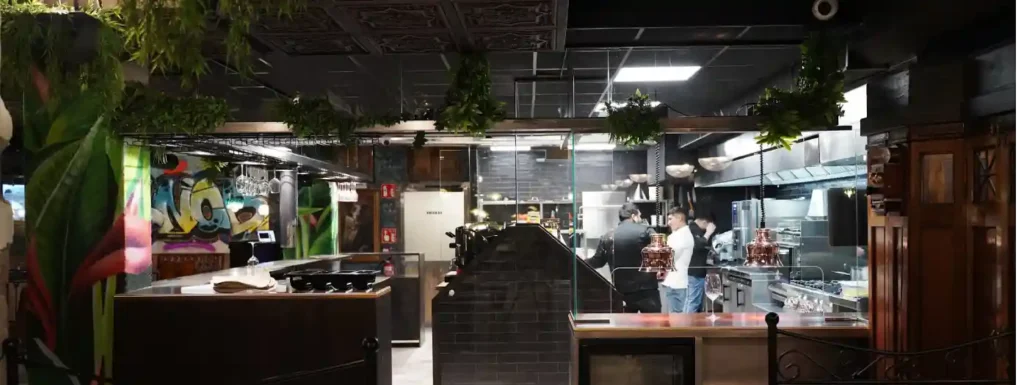 cocina a la vista del Restaurante Snob Cocktails & Food