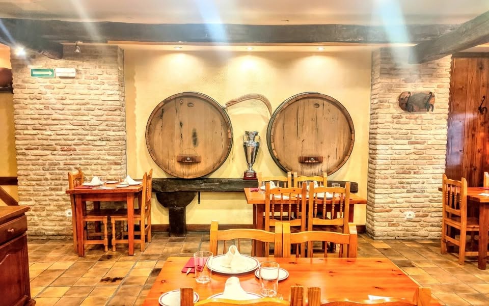 Interior comedor vista a las cupelas de sidra del Restaurantes Sidrería PIl Pil de Pamplona