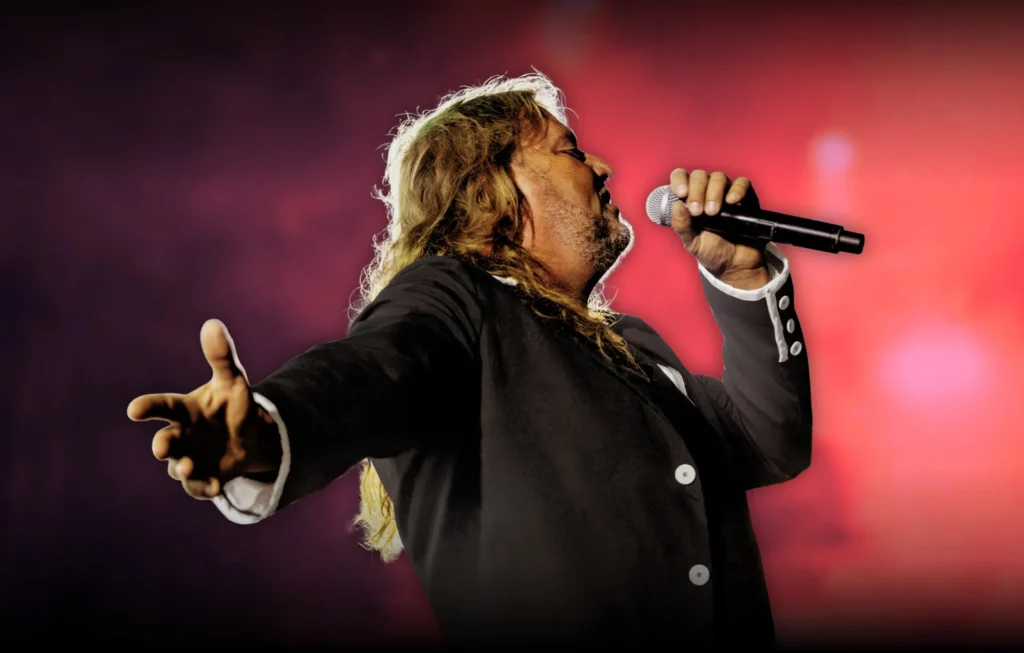 El cantante cantando de lateral