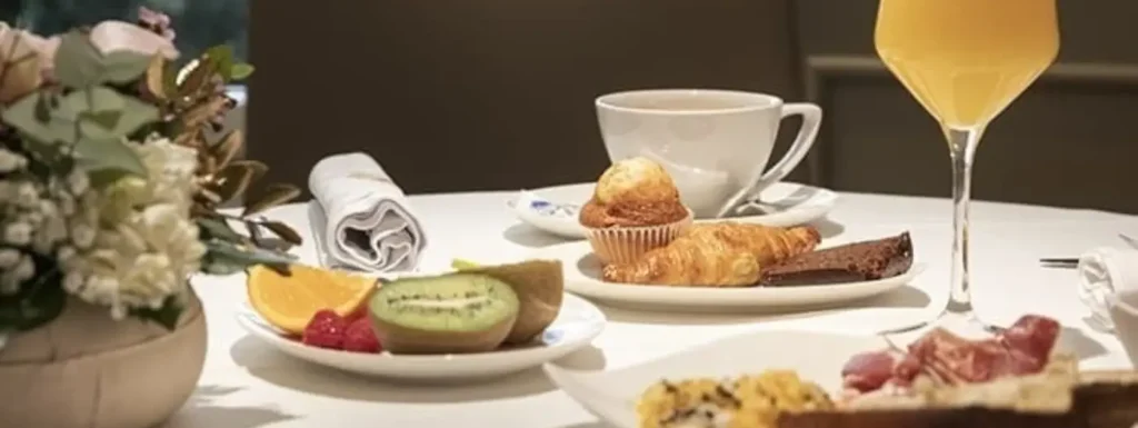 Desayuno buffet completo, zuo, fruta, jamón serrano, tortilla, cafe, bollería