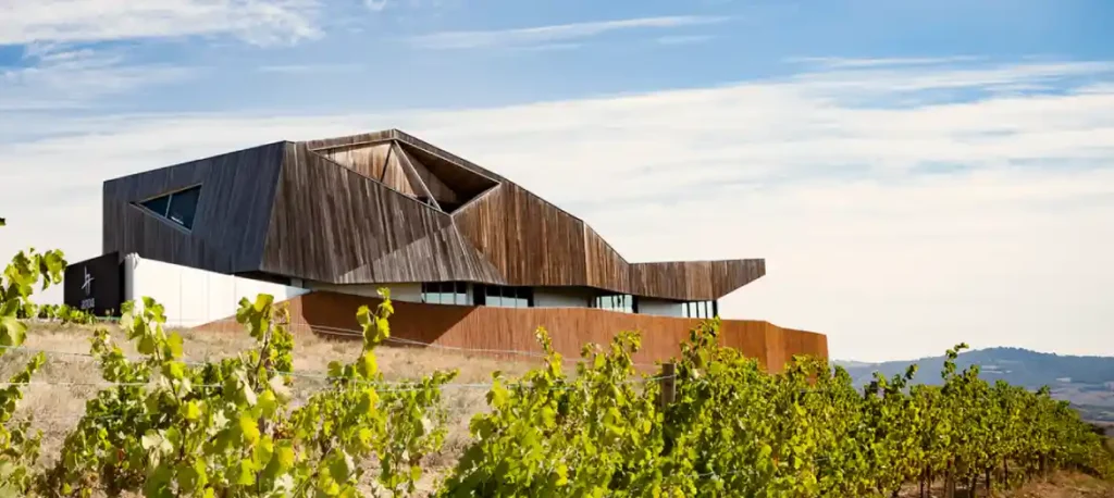 Edificio y viñedos de Aroa Bodegas