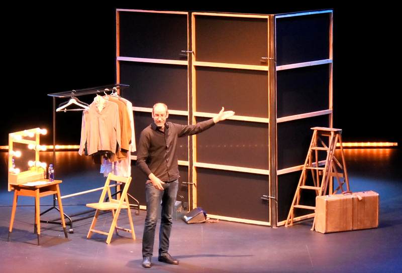 Miguel, actor de provincias durante su actuación en la obra, el no ya lo tienes.