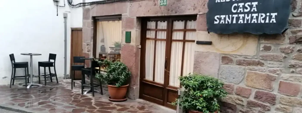 Entrada al hostal Santamaria