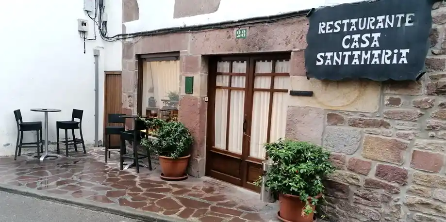 entrada de piedra, al local de Hostal Santamaria de Doneztebe