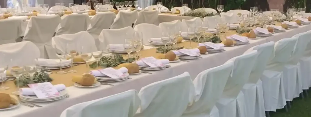 mesa para eventos y muchos comensales