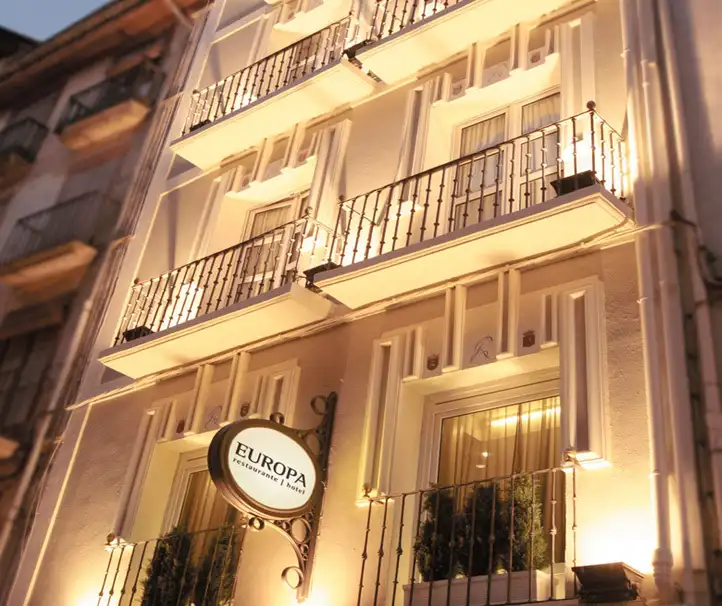 fachada iluminada de noche del Hotel Europa de Pamplona