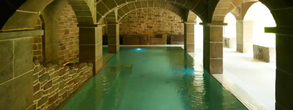 piscina flotarium del balneario elgorriaga, su estilo es romanico