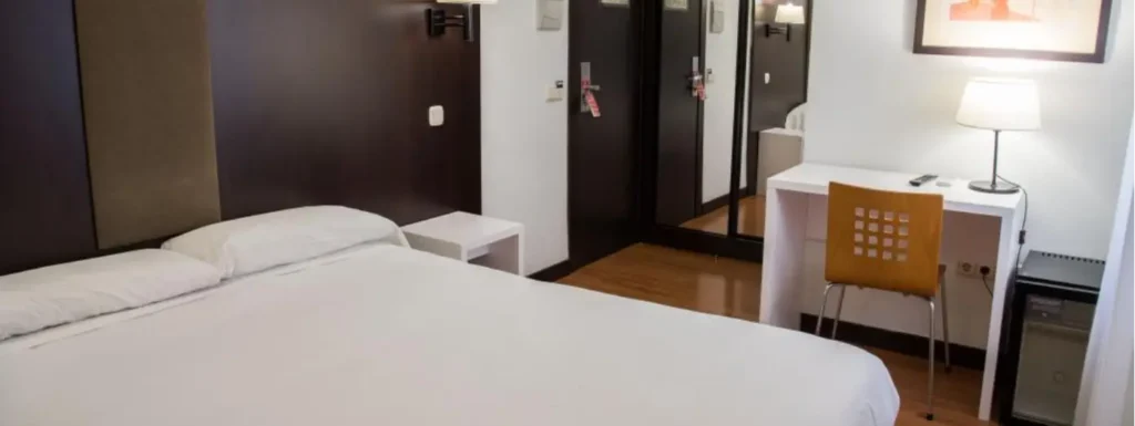 Una de las habitaciones del Hotel delta de Tudela