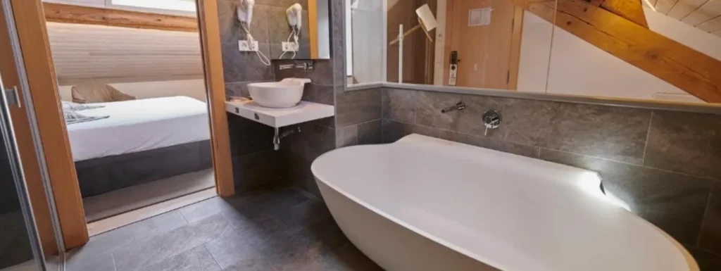 habitación-doble-hostal-lola-superior-bañera