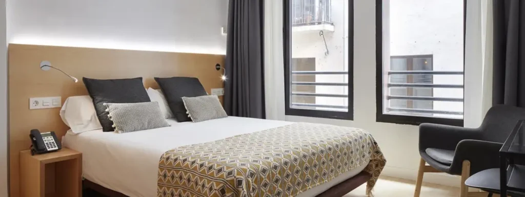 habitación doble luminosa, con gran ventana